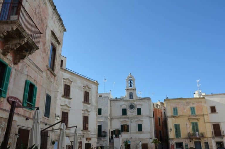 イタリア、ポリニャーノ・ア・マーレ－広場 2013年4月 (プーリア州)
