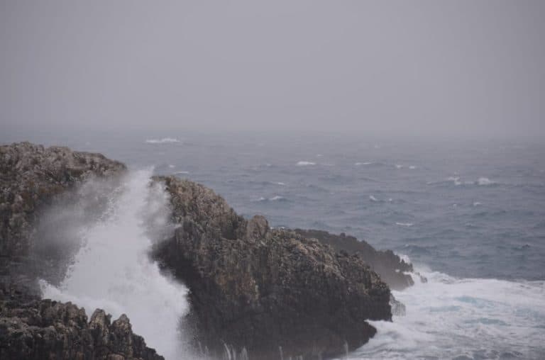 イタリア、プーリア沿岸－灰色 2013年4月 (プーリア州)