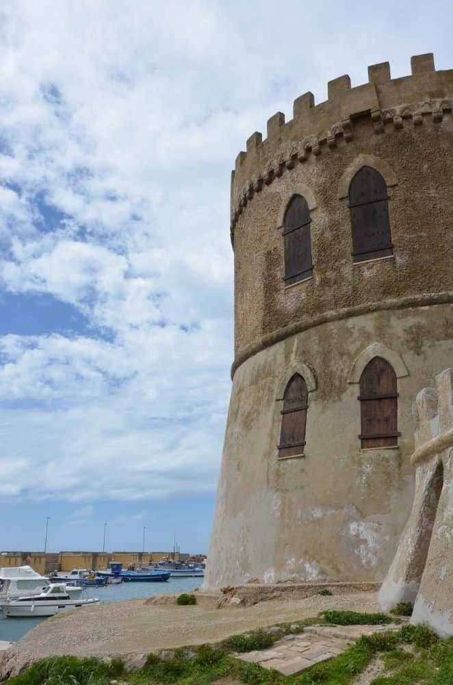 イタリア、プーリア沿岸－塔と空 2013年4月 (プーリア州)