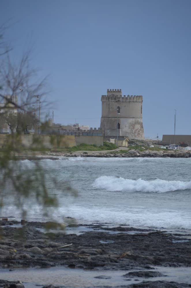 イタリア、プーリア沿岸－波と塔 2013年4月 (プーリア州)