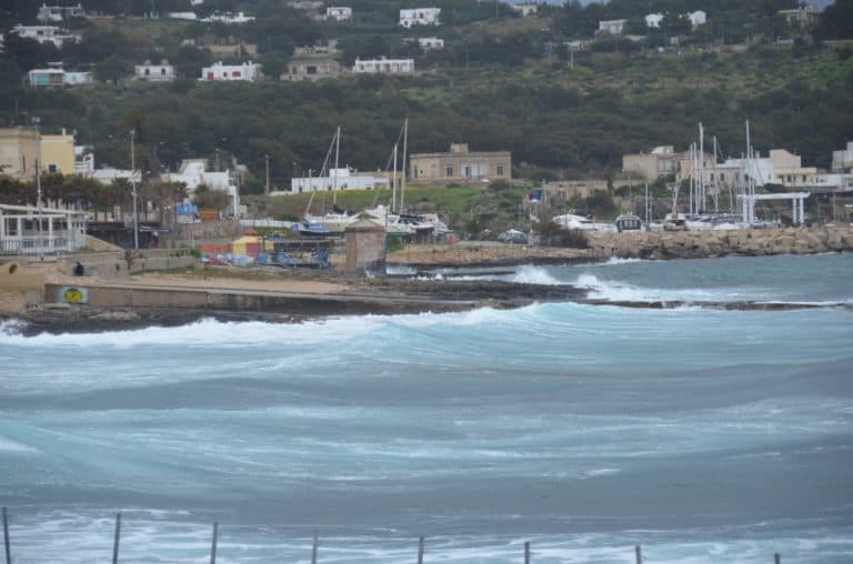 イタリア、プーリア沿岸－海の力 2013年4月 (プーリア州)