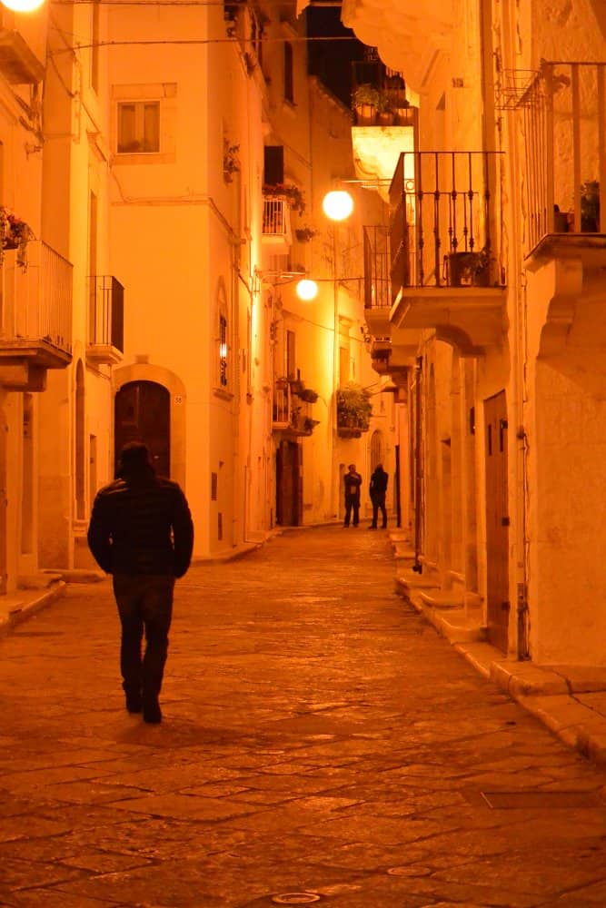 イタリア、プティニャーノ－夜歩く 2013年11月 (プーリア州)