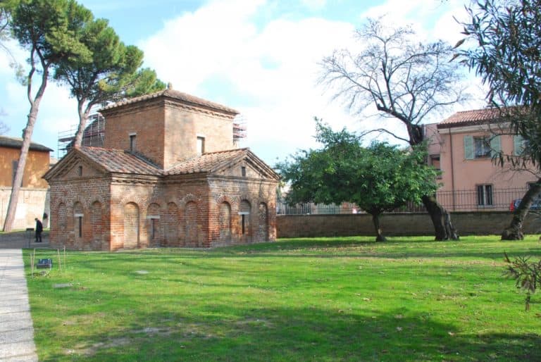 Mausoleo di Galla Placidia – esterno, Feb. 2015 (Ravenna)