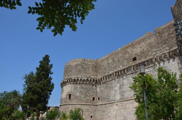 Castillo Aragonés y flores de chapa