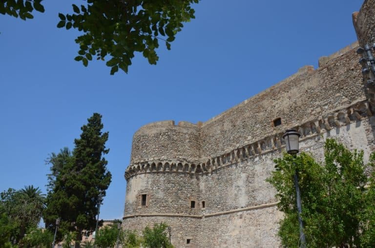 Il Castello Aragonese e i fiori disegnati con la vernice