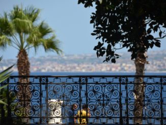 Reggio di Calabria – statue of woman, July 2015