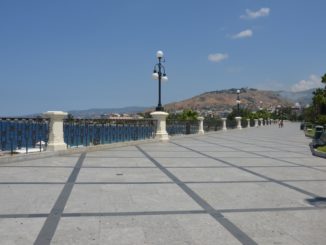 Reggio di Calabria – statue of woman, July 2015