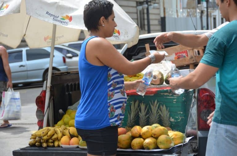 town – fruits vendor, Jan.2016 (Río de Janeiro)