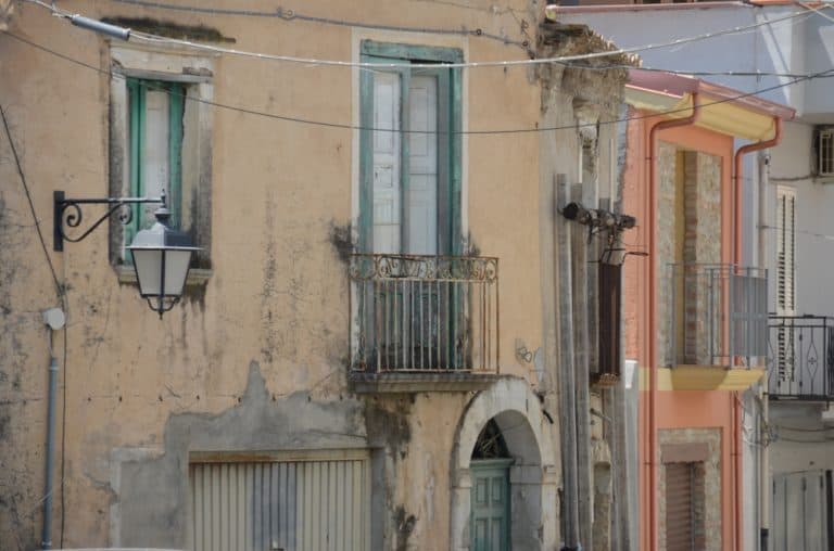 Roccella Jonica – case con colori sbiaditi, Luglio 2015 (Calabria)