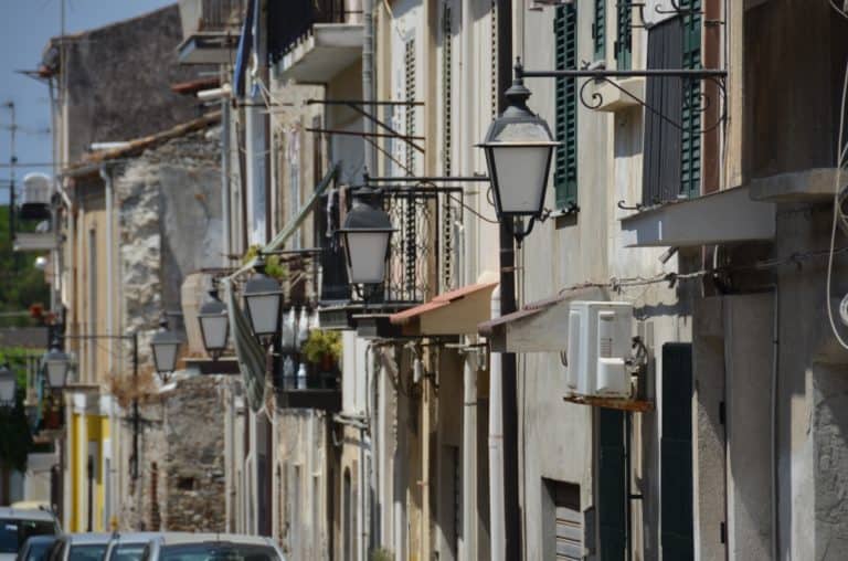 Roccella Jonica – fila di lampioni, Luglio 2015 (Calabria)