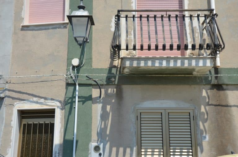 Roccella Jonica – ombra e balcone, Luglio 2015 (Calabria)