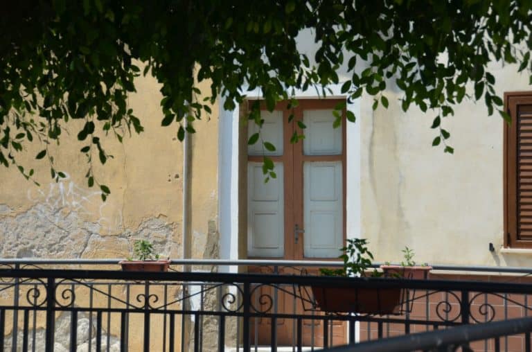 Roccella Jonica – finestra e recinzione, Luglio 2015 (Calabria)