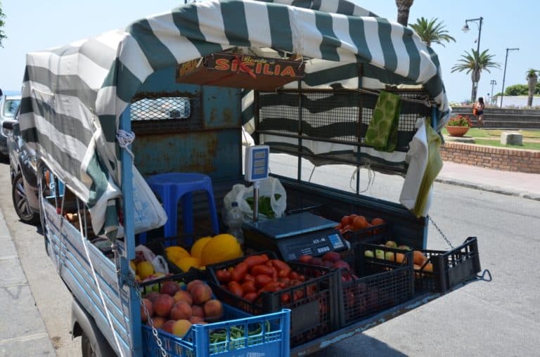 Roccella Jonica – negozio di frutta, Luglio 2015 (Calabria)