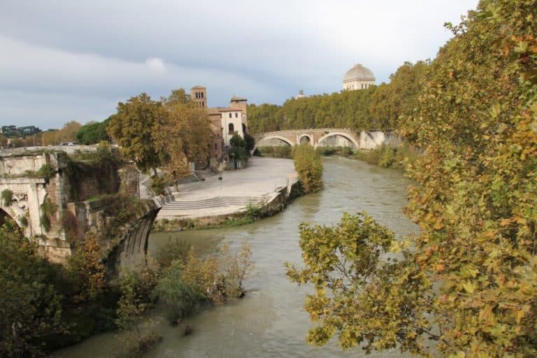Italia, Roma – fiume e cielo nuvoloso, novembre 2013 (Roma)