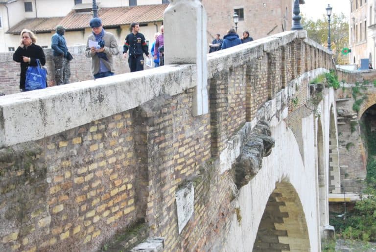 Italia, Roma – camminare sul ponte, novembre 2013 (Roma)