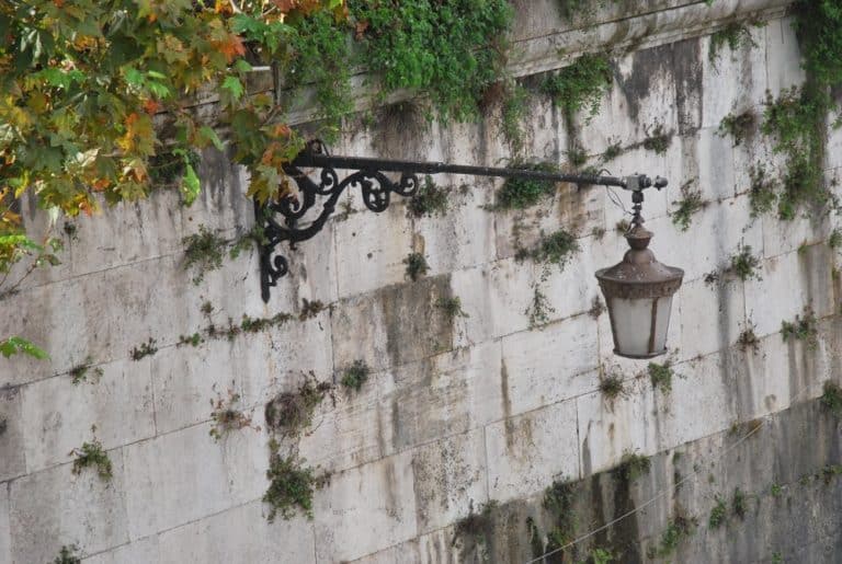 Italia, Roma – lampione e vecchio muro, novembre 2013 (Roma)