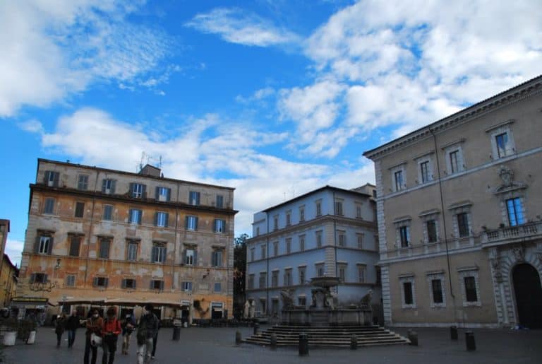 Italia, Roma – piazza e cielo, novembre 2013 (Roma)