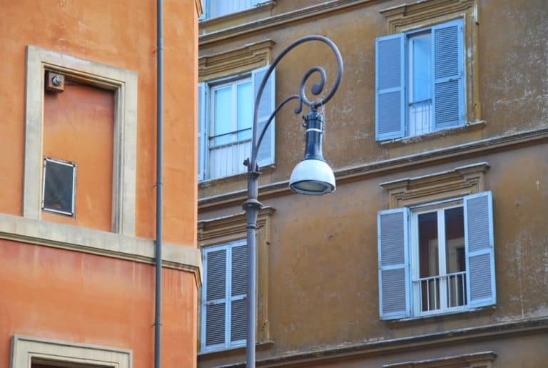イタリア、ローマ－建物の間の街灯 2013年11月 (ローマ)
