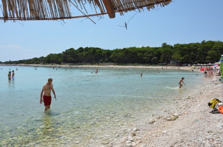 Una bella spiaggia a Sakarun