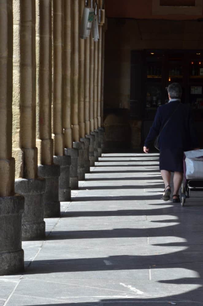 Spagna, San Sebastian – ombra delle colonne, mag. 2014 (San Sebastian)