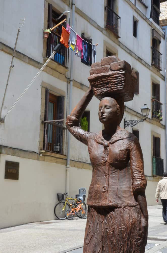 Spagna, San Sebastian – statua di una donna che lavora, mag. 2014 (San Sebastian)
