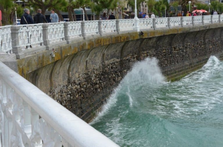 Spain, San Sebastian – wave and fence, May 2014 (San Sebastián)