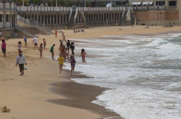Spagna, San Sebastian – persone in spiaggia, mag. 2014 (San Sebastian)
