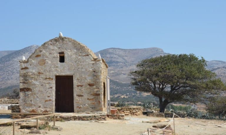 Prima la chiesa e poi le rovine, a Naxos