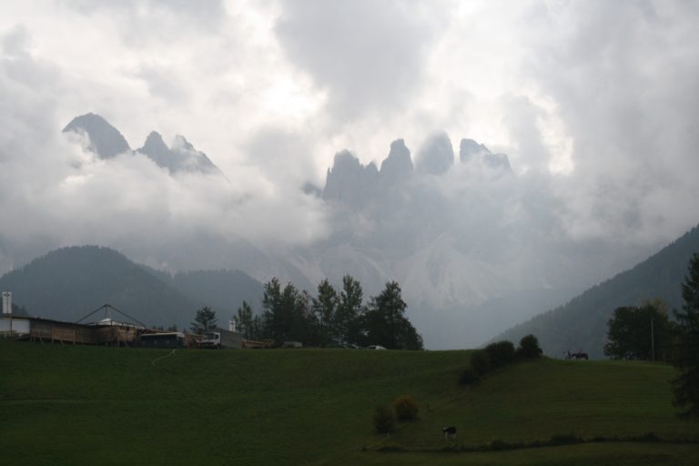 イタリア、サンタ・マッダレーナ－雲の中の山 2014年10月 (南ティロル自治州)