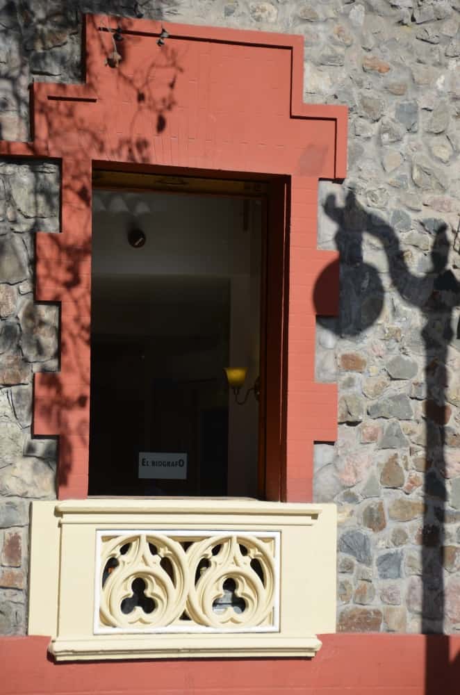 town – window and shadow of lamp, Dec.2015 (Santiago)
