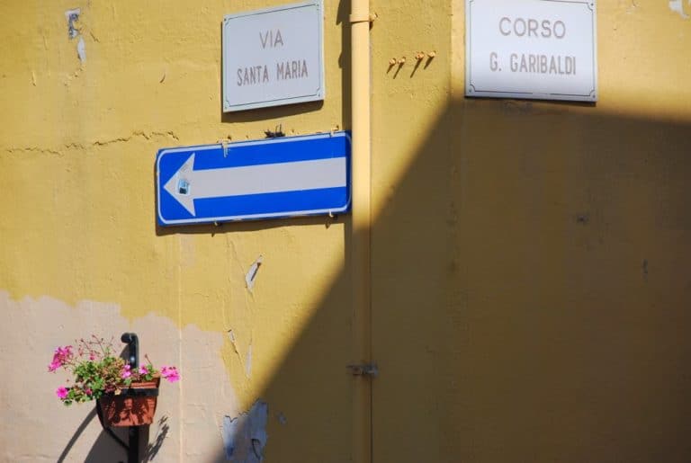 Italia, Sardegna, Arzachena – muro giallo, 2010 (Sardegna)