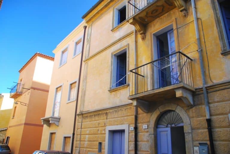 Italia, Sardegna, Olbia – finestre azzurre, 2010 (Sardegna)