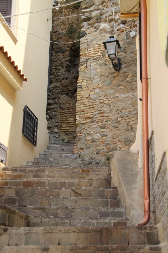 Scilla – narrow stairs and lamp, July 2015 (Calabria)