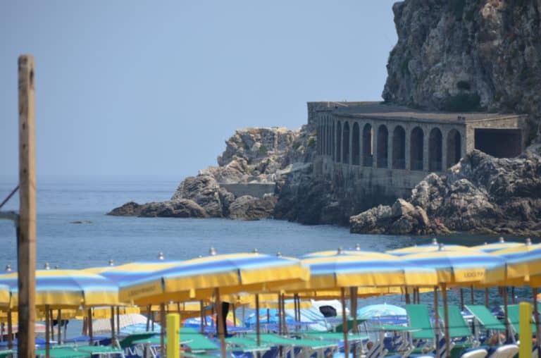 Scilla – ombrelloni e capo, Luglio 2015 (Calabria)