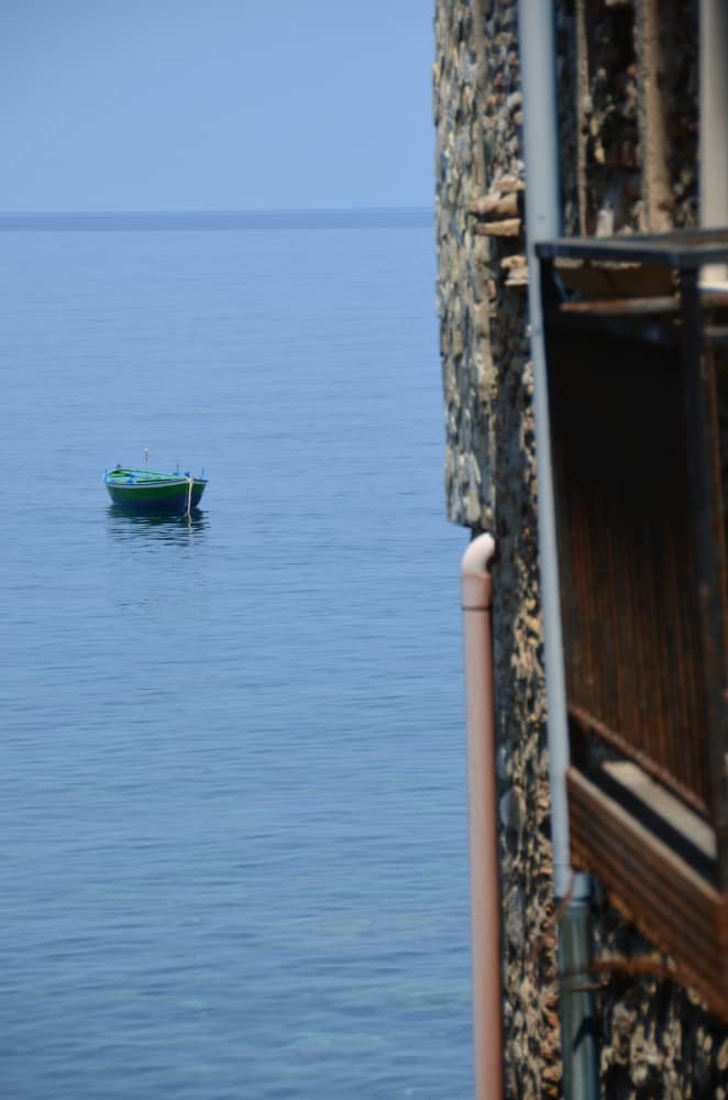 Scilla – boat and wall, July 2015 (Calabria)
