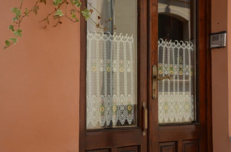 Scilla – door with lace, July 2015 (Calabria)