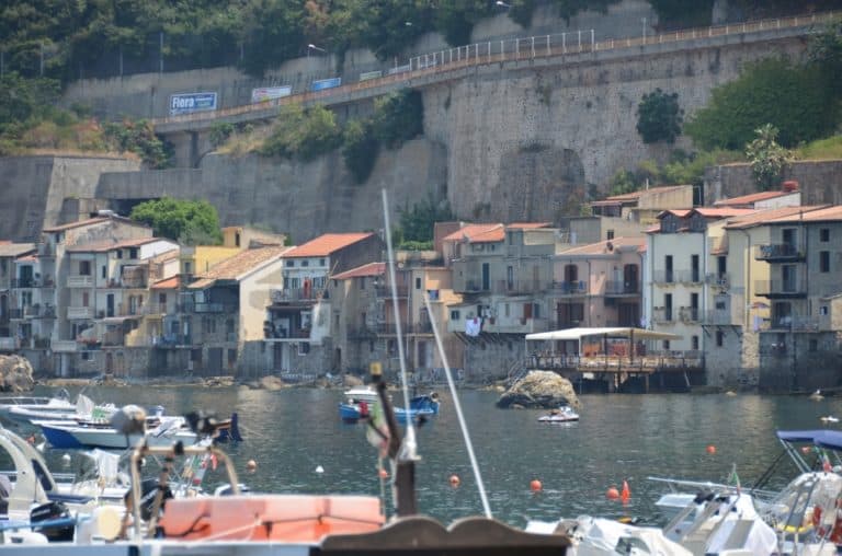 Scilla – vista con case e barche, Luglio 2015 (Calabria)
