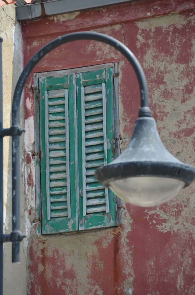 Scilla – finestra verde e lampione, Luglio 2015 (Calabria)