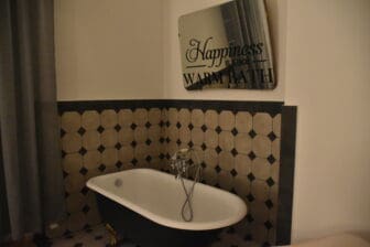 the bathtub at the foot of the bed in the Airbnb in Seregno