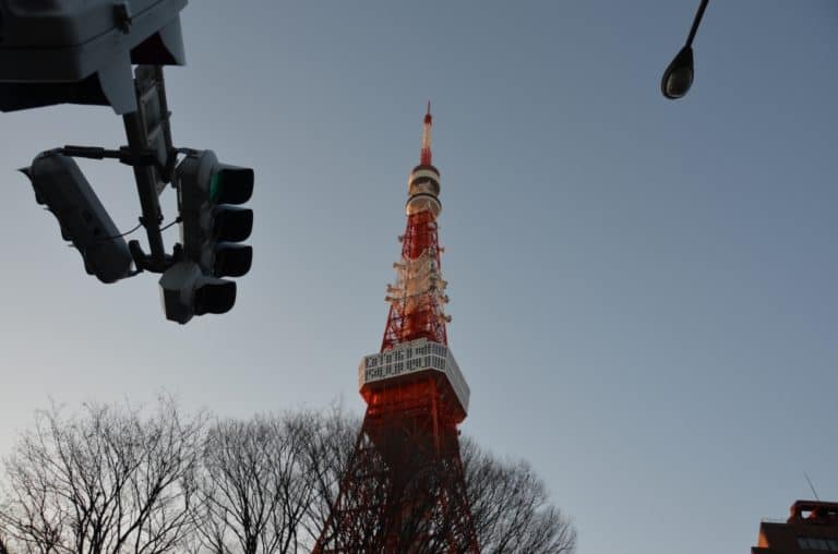 日本、東京、芝―東京タワーと信号 2015年1月 (東京)