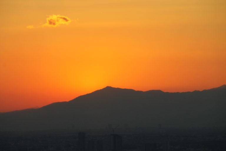 日本、東京、芝―オレンジ色の空 2015年1月 (東京)