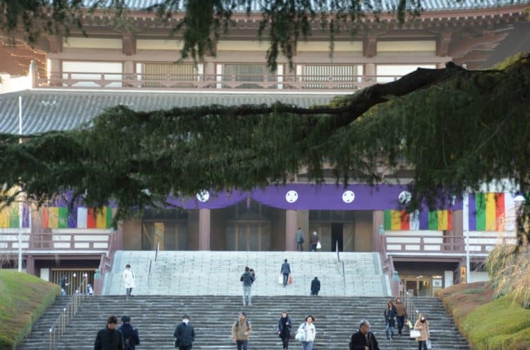 日本、東京、芝―お寺への参拝者 2015年1月 (東京)