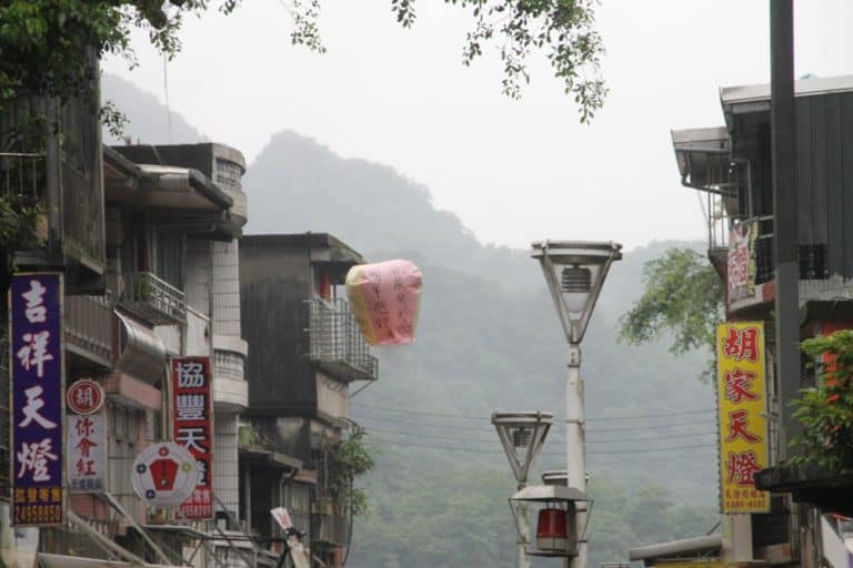 Abbiamo provato le lanterne volanti a Shifen