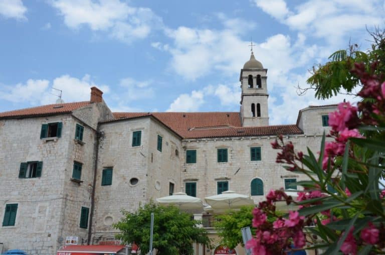 Croazia, Sibenico – fiori e palazzi, lug. 2014 (Sibenico)