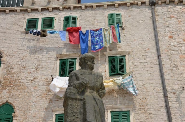 Croazia, Sibenico – statua e bucato, lug. 2014 (Sibenico)