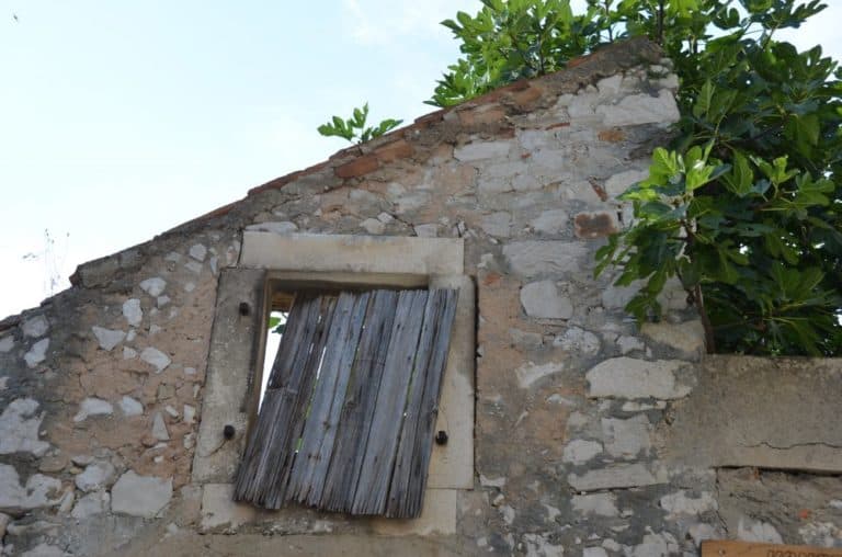 Croazia, Sibenico – finestra rotta, lug. 2014 (Sibenico)