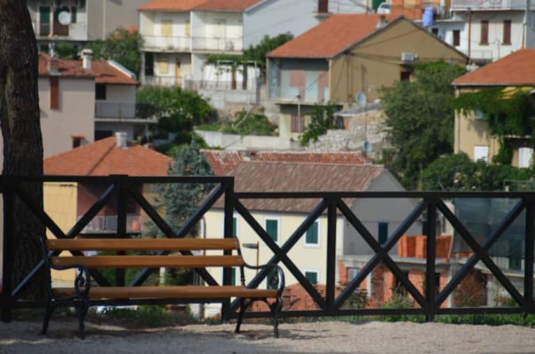 Croazia, Sibenico – panchina ringhiera e case, lug. 2014 (Sibenico)
