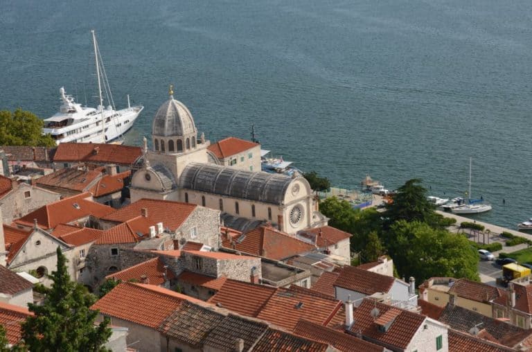 Croazia, Sibenico – barca e cattedrale, lug. 2014 (Sibenico)