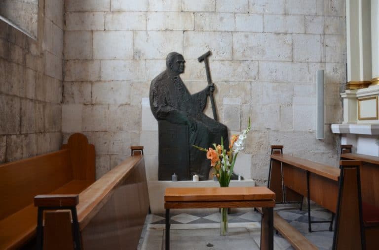 Croazia, Sibenico – statua del vescovo, lug. 2014 (Sibenico)