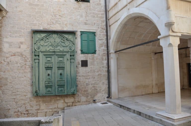 Croazia, Sibenico – porta sul muro, lug. 2014 (Sibenico)